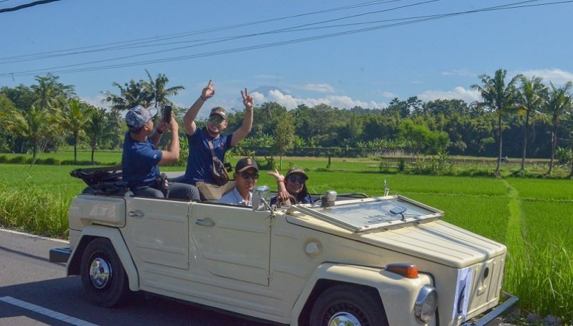 Naik VW di Borobudur